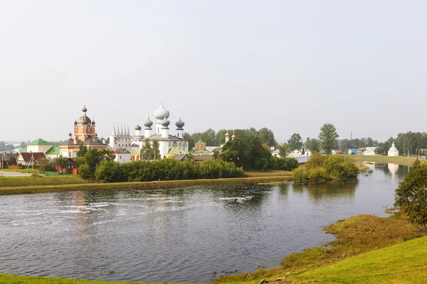 Tichvin. Marian Tichvin veronderstelling klooster. Uitzicht vanaf de Fishevoy bergen. Rusland. — Stockfoto