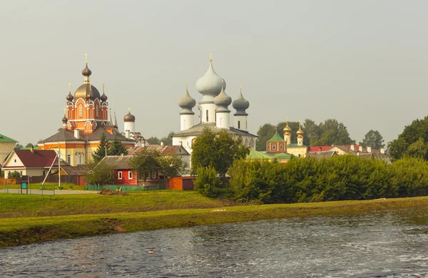 Tikhvin. Monasterio de la Asunción Mariana Tikhvin. Vista desde las montañas Fishevoy. Rusia . — Foto de Stock