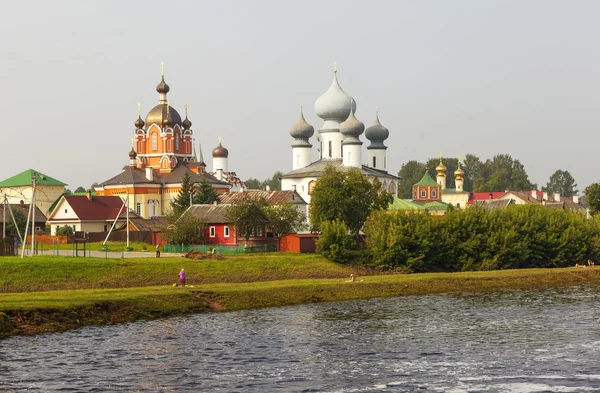 Tikhvin. Monastère Marian Tikhvin Assomption. Vue depuis les montagnes de Fishevoy. Russie . — Photo