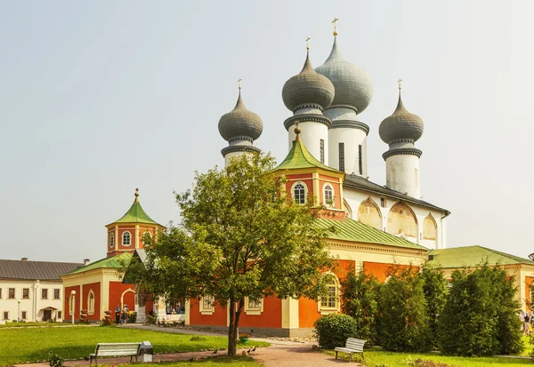 Tikhvin, Ryssland - 24 juli 2016: Foto av Tikhvin moder Gud antagandet kloster. Beskåda av den Assumption katedralen. — Stockfoto