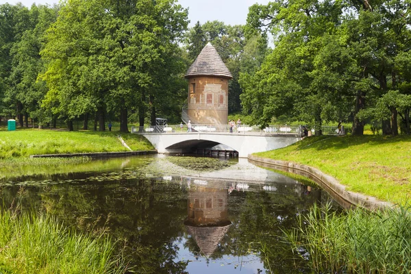 Pavlovsk, russland - 27. juli 2016: foto von pele turm und brücke über den slavyanka fluss. — Stockfoto