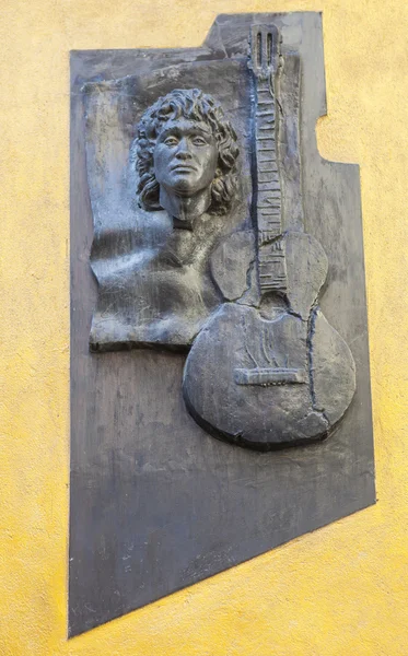 St. petersburg, russland - 27. juli 2016: foto von viktor tsoi. das Flachrelief an der Mauer im Hof auf der Straße Blochin, 15. — Stockfoto