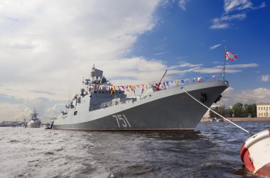 St Petersburg, Rusya - 31 Temmuz 2016:, Fotoğraf savaş gemileri Deniz Kuvvetleri günü geçit.