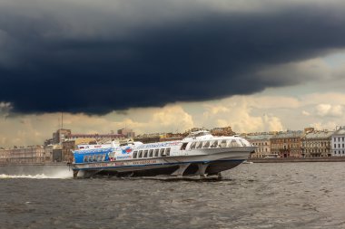 St. Petersburg, Rusya - 31 Temmuz 2016: Deniz otobüsü Neva üzerinde fotoğrafı. 