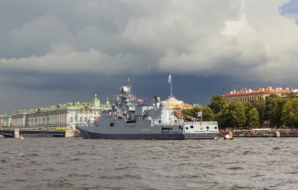 СТ. ПЕТЕРБУРГ, РОССИЯ - 31 июля 2016 г.: Фото военных кораблей на параде . — стоковое фото