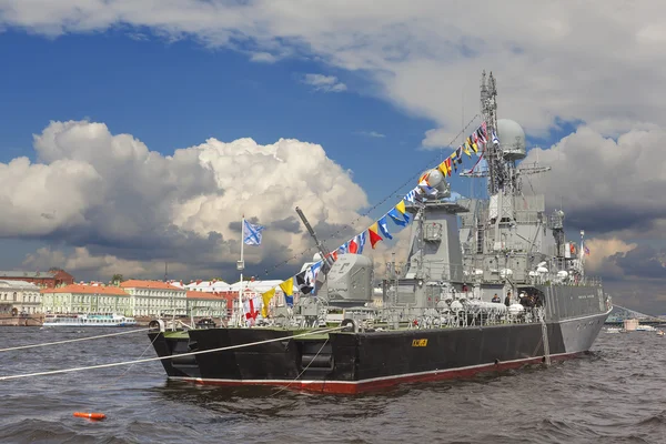 ST. PETERSBURG, RUSIA - 31 DE JULIO DE 2016: Foto de buques de guerra en el desfile . —  Fotos de Stock