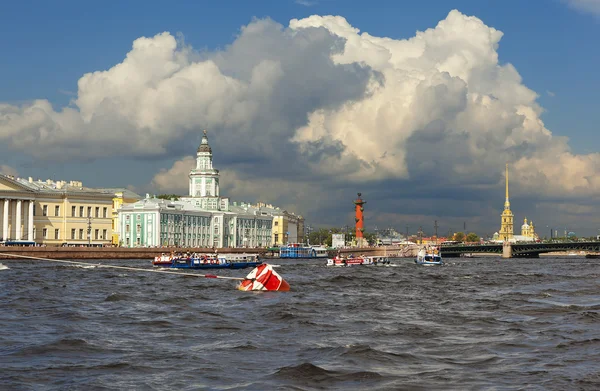 涅瓦河畔的圣彼得堡，俄罗斯-2016 年 7 月 31 日︰ 照片. — 图库照片