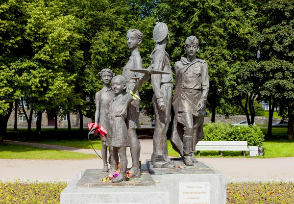 St. Petersburg, Rusland - 02 augustus 2016: Foto van Monument "kinderen van oorlog." — Stockfoto