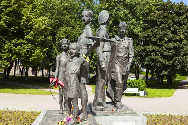 ST. PETERSBURG, RUSIA - 02 DE AGOSTO DE 2016: Foto del Monumento "Niños de guerra ." — Foto de Stock