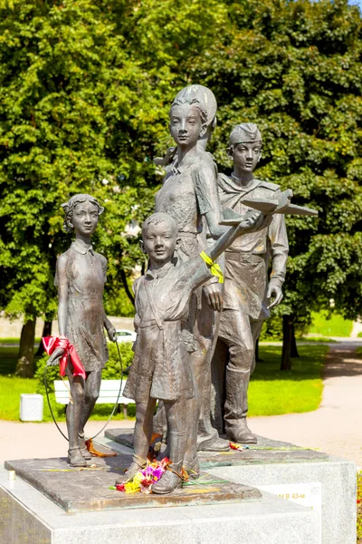 St. Petersburg, Rusland - 02 augustus 2016: Foto van Monument "kinderen van oorlog." — Stockfoto