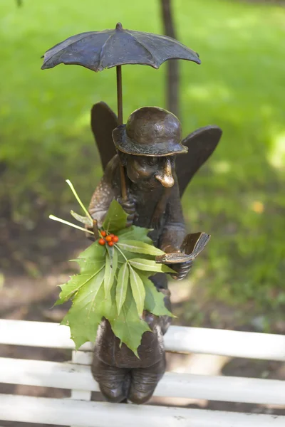 ST. PETERSBURG, RUSSIE - 17 AOÛT 2016 : Photo de sculpture "Petersburg Angel" dans le jardin d'Izmailovo . — Photo