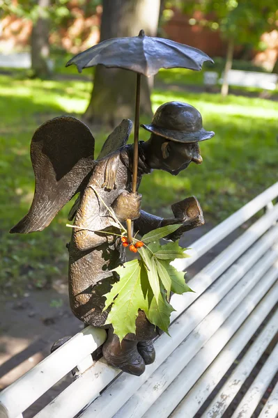 ST. PETERSBURG, RUSSIA - AUGUST 17, 2016: Photo of Sculpture "Petersburg Angel" in the Izmailovo garden. — Stock Photo, Image