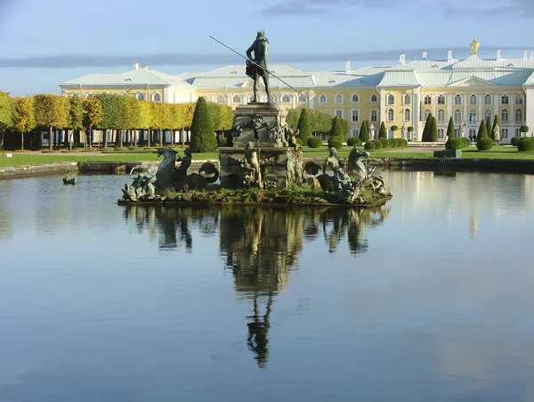 Peterhof, Rusland - September 19, 2011: Foto van fontein "Neptune" op de achtergrond van het Paleis Grand Peterhof. — Stockfoto