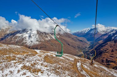 Dağ manzarası, Dombay, Rusya 'da kablodaki insanlar 