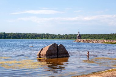Finlandiya Körfezi 'nin Picturesque Dubkovaya Körfezi' nde Aziz Harikalar İşçisi Nicholas şapeli manzaralı. Dinlenme merkezi 