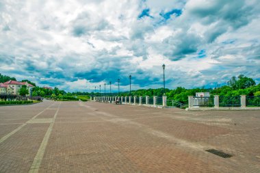 Dinyeper 'ın kıyısındaki sedye ve gözlem güvertesi. Smolensk 'te. Çekim tarihi: 10 Temmuz 2020