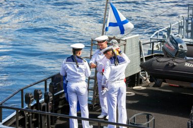 P-104 Nakhimovets anti-sabotaj teknesine boyama bayrakları asarlar (tahta numarası 689). Donanma Günü geçit töreninde savaş gemileri. St. Petersburg 'da. Çekim tarihi 26 Temmuz 2020