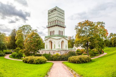 Küçük kule binalı park yeri ve insanlar
