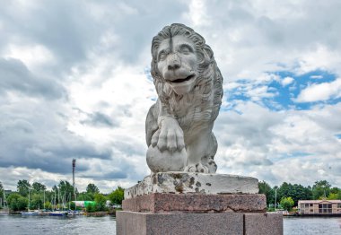 Elagin Adası 'nın batı okunda aslan. St. Petersburg 'da. Rusya. Çekim tarihi 1 Temmuz 2020