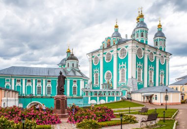 Epiphany Katedrali, çan kulesi, Varsayım Katedrali, taşıma hangarı, piskoposluk yönetimi ve V. Monomakh anıtı. Katedral Dağı 'nın topluluğu. Smolensk 'te. Çekim tarihi: 10 Temmuz 2020