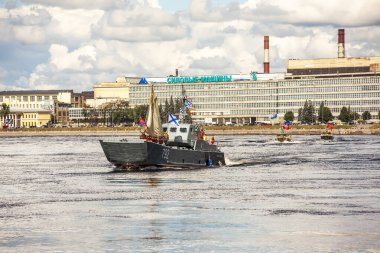PETERSBURG, RUSSIA - 26 Temmuz 2020: askeri muhafız botları ve topçu botlarının fotoğrafı. Donanma Günü.