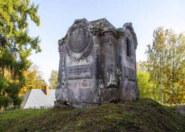 A.F. 'in mezarının üstündeki taş kilise mahzeninde. Polovtseva (takma adı Tatishcheva). John, Teolojik Çerçeve Manastırı. Cheremenet 'ler. Luga bölgesi, Leningrad bölgesi. Çekim tarihi 26 Eylül 2020