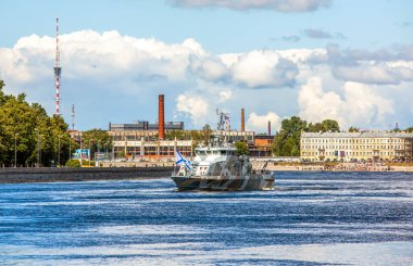PETERSBURG, RUSSIA - 26 Temmuz 2020: askeri muhafız botları ve topçu botlarının fotoğrafı. Donanma Günü.