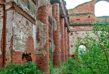 Eski tuğla bina harabelerinin manzarası