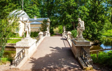 Centaurlar Köprüsü, Soğuk Banyo köşkünün arka planına karşı. Pavlovsky Parkı. Pavlovsk 'ta. St. Petersburg 'da. Rusya. Çekim tarihi 8 Ağustos 2020.