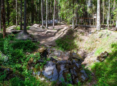 Güçlendirilmiş beton küre sığınağı (Fin. Pallokorsu) bir geçidi olan piyadeler için. Anıt ve tarihi Kuuterselk 1944 Lebyazhye köyü. Vyborgsky bölgesi. Leningrad bölgesi. Rusya. Çekim tarihi 20 Haziran 2020