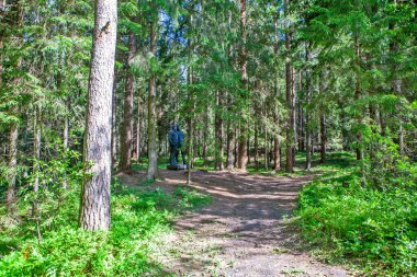 Lenin ve Stalin Anıtı yemyeşil ormanlarda