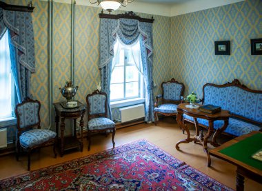 Mavi oturma odası ve Nekrasov zamanından kalma mobilyalar. Adsız Alkolikler Müzesi Nekrasov. Chudovo şehri. Novgorod bölgesi. Çekim tarihi 12 Eylül 2020