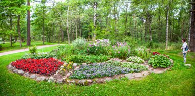 Alp kaydırağında bir kadın. Dubki 'yi park et. Sestroretsk 'te. Tatil yeri. St. Petersburg 'da. Rusya. Çekim tarihi 22 Ağustos 2020.