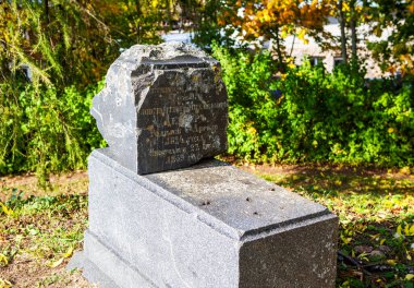 Kont Konstantin Mikhailovich Devier adında bir Tombstone. John, Teolojik Çerçeve Manastırı. Cheremenet 'ler. Luga bölgesi, Leningrad bölgesi. Çekim tarihi 26 Eylül 2020