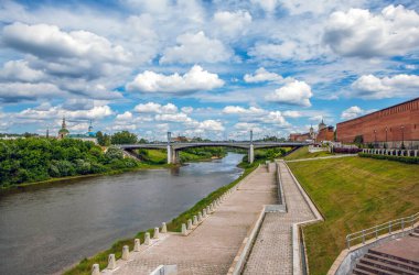 Dinyeper seti, kale duvarı manzaralı, Cuma kulesi ve Belyaeva caddesindeki köprü. Smolensk 'te. Çekim tarihi: 10 Temmuz 2020