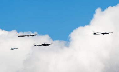 Tu-142 (NATO kodlaması: Bear-F) - Sovyet ve Rus uzun menzilli anti-denizaltı uçağı (DPLS). Donanma Günü geçit töreni. St. Petersburg 'da. Çekim tarihi 26 Temmuz 2020