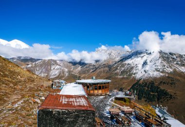 Dağlık arazideki tepenin manzarası, Dombay, Rusya 