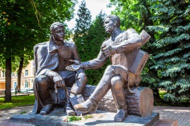 SMOLENSK, RUSSIA - 10 Temmuz 2020: Alexander Tvardovsky ve Vasily Türkin 'in Anıtı.