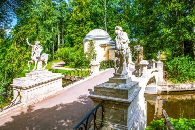 Centaurlar Köprüsü, Soğuk Banyo köşkünün arka planına karşı. Pavlovsky Parkı. Pavlovsk 'ta. St. Petersburg 'da. Rusya. Çekim tarihi 8 Ağustos 2020.