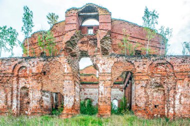 Eski tuğla bina harabelerinin manzarası