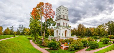 Küçük kule binalı park yeri ve insanlar