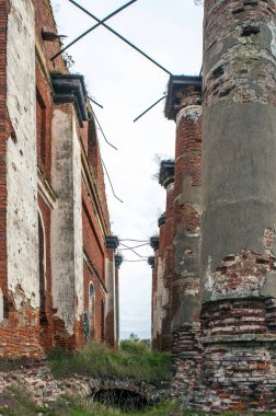 Eski tuğla bina harabelerinin manzarası