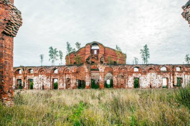 Eski tuğla bina harabelerinin manzarası