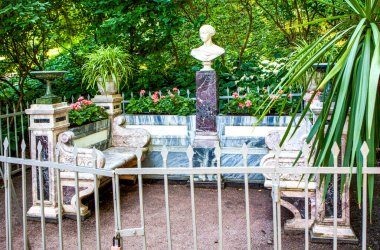 Grandüşes Alexandra Nikolaevna 'nın bankı. Petrodvoretler. Peterhof. St. Petersburg 'da. Rusya. 18 Temmuz 2020.