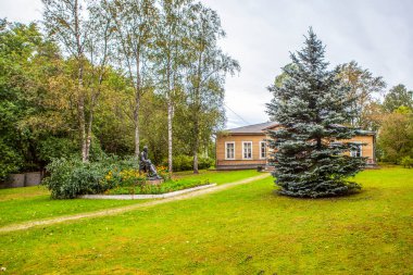 Adının N.A. olduğu eski tarım okulunun binası. Nekrasov. Chudovo şehri. Novgorod bölgesi. Çekim tarihi 12 Eylül 2020