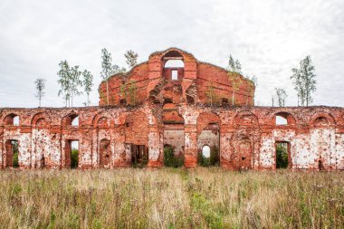Eski tuğla bina harabelerinin manzarası