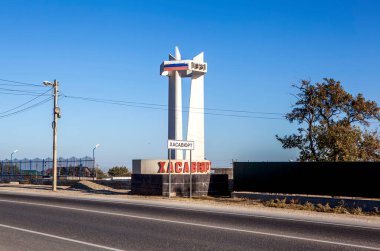 Khasavyurt şehrinin girişi ve yol işareti. Dağıstan. Çekim tarihi: 9 Ekim 2020