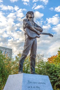 SAINT- PETERSBURG, RUSSIA - 01 Ekim 2020: Müzisyen Viktor Tsoi Anıtı.