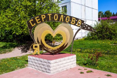 Parlak gün ışığında sert olovo heykelini severim.