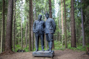 Lenin ve Stalin Anıtı yemyeşil ormanlarda